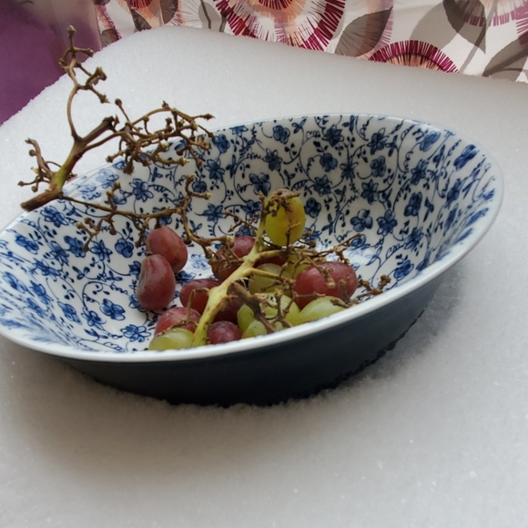 Bowl and grapes - Picture 3 of 4